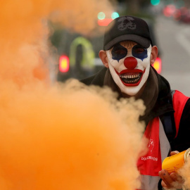 05/12/2019.- Un protestante con una máscara sostiene un bote de humo durante una manifestación convocada en el marco de la huelga general francesa contra la reforma de las pensiones, este jueves, en Marsella (Francia). La huelga ha paralizado los transp