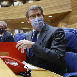 El presidente de la Xunta, Alberto Núñez Feijóo, al comienzo del pleno del Parlamento de Galicia, a 5 de abril de 2022.
