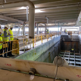 26/04/2022. Trabajos de reparación en el circuito de decantación de la depuradora de Zaragoza, hace dos años, a 16-09-2020.