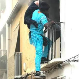 Una persona salva de las llamas a un vecino en Dènia. / IMAGEN CEDIDA POR LEVANTE-EMV