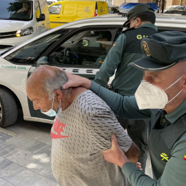 Agentes de la Guardia Civil llevan a disposición judicial al hombre detenido en Sueca (Valencia) por abusos sexuales a una madre y a su hija menor de edad a las que había alquilado una habitación, y que habría intentado matar a la mujer tras conocer q