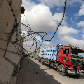 Un camión llega al paso de Kerem Shalom en Gaza. REUTERS/Ibraheem Abu Mustafa/Archivo