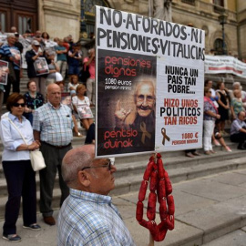 Las asociaciones de pensionistas de Vizcaya en una de sus concentraciones frente al Ayuntamiento de Bilbao para reclamar unas pensiones "dignas". | EFE