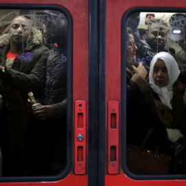 Los pasajeros llenan un tren de metro en la estación RER Gare du Nord durante una huelga de todos los sindicatos de la red de transporte de París (RATP) y los trabajadores franceses de SNCF en París como parte de un segundo día de huelga nacional y pr