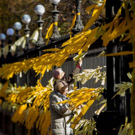 Lazos amarillos en el parque de la Ciutadella de Barcelona. EFE