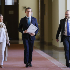 El presidente de la Xunta, Alberto Núñez Feijóo (c) acompañado por sus colaboradores, Mar Sánchez (i) y Álvaro Pérez (d) antes de presentar este viernes su renuncia al presidente del Parlamento de Galicia, Miguel Santalices (no en la imagen) en San