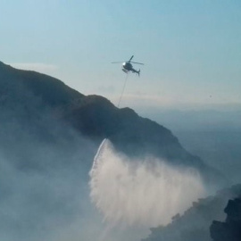 Imagen de las labores de extinción del fuego en Roses (Girona). EP