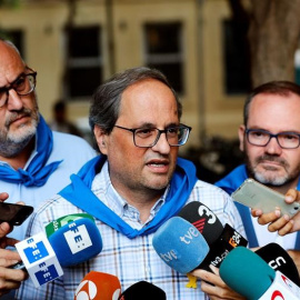 El president de la Generalitat, Quim Torra, acompanyat dels diputats Eduard Pujol i Josep Costa, durant la visita que ha realitzat aquest diumenge a les festes de Gràcia, a Barcelona. EFE/Alejandro García