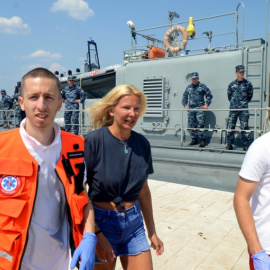 La turista británica Kay Longstaff (C) sale del barco de la guardia costera de Croacia en Pula, el 19 de agosto de 2018, que la salvó después de caerse de un crucero cerca de la costa croata.