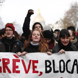 10/12/2019 - Franceses durante una manifestación en París por la reforma de las pensiones de Macron. / EFE - IAN LANGSDON