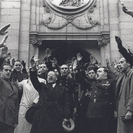 Generales franquistas, junto a otras personalidades del régimen, a las puertas de la iglesia de Santa Bárbara, en Madrid, en el año 1945