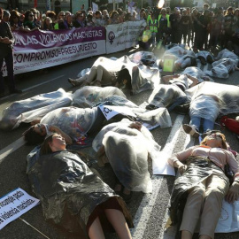 Un momento de la manifestación del movimiento feminista por el "Incumplimiento del pacto de estado contra la violencia de género", esta tarde en Madrid. EFE