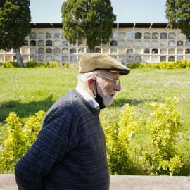 Dan Bessie, hijo del brigadista internacional Alvah Bessie, pasea frente al terreno donde están las fosas de combatientes de la guerra civil en el Cementerio del Caputxins de Mataró, a 29 de abril de 2022.