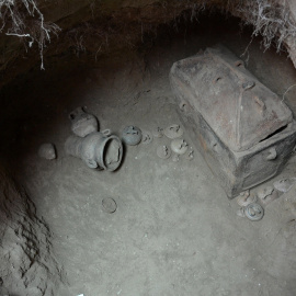 Fotografía que muestra un féretro en una tumba antigua, así como vasos y utensilios conservados en perfecto estado, en Ierapetra, en la isla de Creta (Grecia). EFE/ Greek Ministry Of Culture