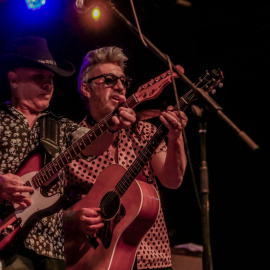 La banda de rock La Guardia durante su actuación en las Fiestas de la Paloma, en el campo de fútbol de los Jardines de las Vistillas, a 15 de agosto de 2021, en Madrid.