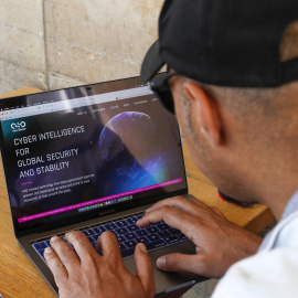 03/05/2022. Un hombre lee la página principal del Grupo NSO, la empresa desarrolladora del programa Pegasus, a 3 de mayo en Jerusalén (Israel).