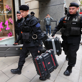 Policías se dirigen hacia la casa de la expresidenta y senadora argentina Cristina Fernández de Kirchner. / REUTERS - MARCOS BRINDICCI