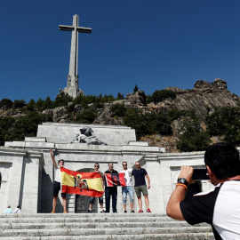 Un grupo de personas con una bandera anticonstitucional y otra de la Falange se fotografía en la explanada del Valle de los Caídos.EFE/Mariscal