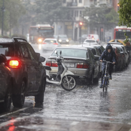 4/5/22-Una persona circula en bicicleta bajo la lluvia, a 3 de mayo de 2022, en Valencia, Comunidad Valenciana (España).