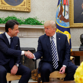 El presidente de EEUU, Donald Trump, y el primer ministro italiano, Giuseppe Conte, se estrechan la mano en el Despacho Oval de la Casa Blanca, en su reciente visita a Washington. REUTERS/Brian Snyder