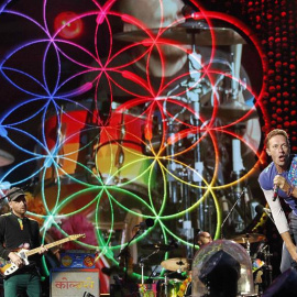 El líder del grupo británico Coldplay, Chris Martin (d), durante el concierto. EFE