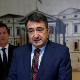 El portavoz de los nacionalistas vascos en el Congreso, Aitor Esteban, en declaraciones a los medios en presencia del senador y portavoz en la Cámara Alta, Jokin Bildarratz.