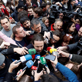 El líder de Podemos, Pablo Iglesias, rodeado de periodistas antes de participar en una charla en la Universidad Complutense de Madrid, su primera comparecencia pública más de una semana después de la firma del preacuerdo para un gobierno de coalición