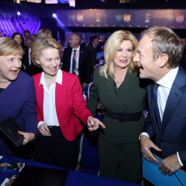 20/11/2019 - La canciller alemana, Angela Merkel, la presidenta de la Comisión de la UE, Ursula von der Leyen, la presidenta croata, Kolinda Grabar Kitarovic, con el presidente del Partido Popular Europeo, Donald Tusk. / REUTERS - ANTONIO BRONIC