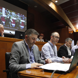 El soldado expedientado, M. G. R., con otros miembros de ATME durante una comparecencia en la Comisión de Comparecencias de las Cortes de Aragón./ Cortes de Aragón 13-03-2018