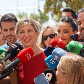 Yolanda Díaz atiende a los medios en la Feria de Sevilla.