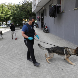 06/05/2022 Agentes de la Ertzaintza registran un piso en la localidad guipuzcoana de Irún (Gipuzkoa), al que ha acudido con el detenido por su presunta vinculación con los asesinatos de hombres en Bilbao