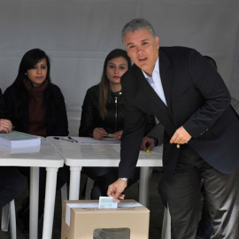 El presidente de Colombia, Ivan Duque, vota en la consulta popular anticorrución. / Europa Press