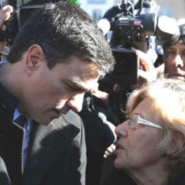 El presidente del Gobierno, Pedro Sánchez, junto a la alcaldesa de Madrid, Manuela Carmena. EFE/Archivo
