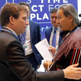 03/12/2019- Un representante de los pueblos indígenas entrega un escrito en defensa de la Amazonia al alcalde de Madrid, José Luis Martínez-Almeida. / EFE - CHEMA MOYA