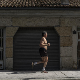 29/94/2022- Un hombre hace deporte en Ourense el 29 de abril