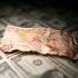 Un billete de 50 liras turcas, sobre varios dólares. REUTERS/Dado Ruvic