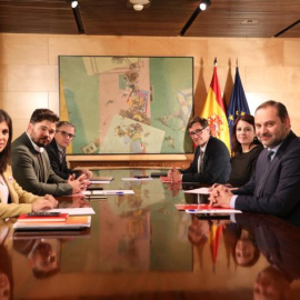 Una imatge de la segona reunió entre ERC i el PSOE per abordar la investidura de Pedro Sánchez.
