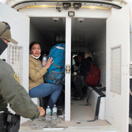 30/04/2022-Migrantes que buscan asilo en Estados Unidos suben a una furgoneta de transporte de la Patrulla de Aduanas y Fronteras, cerca de Yuma, Arizona, Estados Unidos, el 30 de abril