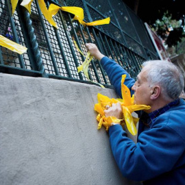 Un hombre retira lazos amarillos en Barcelona. EFE/Archivo