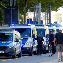 Agentes de policía vigilan una manifestaciónen Chemnitz (Alemania) en donde se reunieron simpatizantes de la ultraderecha alemana. / EFE