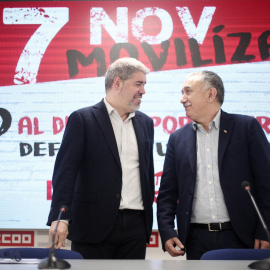 El secretario general de CC.OO, Unai Sordo (i) y el de UGT, Pepe Álvarez (d) en rueda de prensa . Europa Press