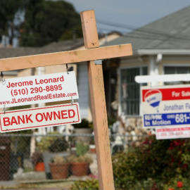 Un cartel indica que una casa es propiedad del banco en California, en una imagen de archivo. / AFP - JUSTIN SULLIVAN