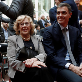 Pedro Sánchez con Manuela Carmena, en los actos del día de la Comunidad de Madrid, el pasado 2 de Mayo. EFE/Chema Moya