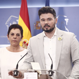 La diputada de EH Bildu, Mertxe Aizpurua, junto al portavoz de Esquerra Republicana de Catalunya (ERC), Gabriel Rufián (d. EUROPA PRESS