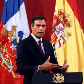 27/08/2018.- El jefe del Gobierno español, Pedro Sánchez, durante la rueda de prensa que ha ofrecido tras la reunión que ha mantenido con el presidente chileno, Sebastián Piñera, en el Palacio de la Moneda de Chile, incluida en la gira latinoamerican