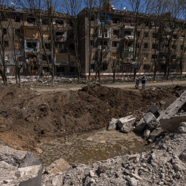 06/05/2022 El cráter provocado por un ataque áereo ruso cerca de un edificio de apartamentos dañado en Kramatorsk, en la ucraniana región de Donetsk