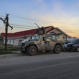 06/05/2022 Militares rusos supervisan la evacuación de civiles en la acería de Mariúpol, en Ucrania