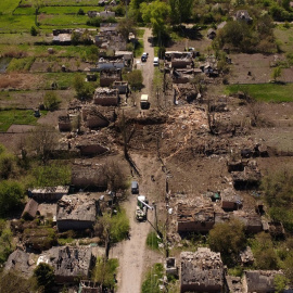 07/05/2022 Un socavón señala el lugar donde un misil aéreo cayó sobre una zona residencial en Bakhmut, en la ucraniana región de Donetsk