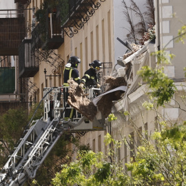 06/05/2022 Dos bomberos se encaraman al edificio madrileño que sufrió una explosión que acabó con la vida de dos personas
