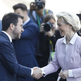 El presidente de la Generalitat de Cataluña, Pere Aragonés (c) saluda a la presidenta de la Comisión Europea (CE), Ursula von der Leyen (d) en presencia del el presidente del Gobierno, Pedro Sánchez (i).